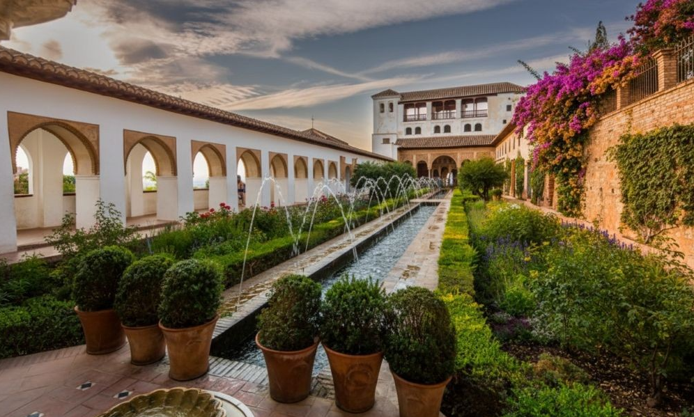 Brautpaar bei Sonnenuntergang im Garten von Sevilla mit Springbrunnen